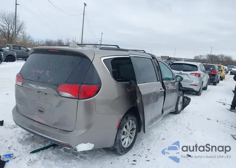2017 Chrysler Pacifica Touring-L z USA, uszkodzony, nr VIN 2C4RC1BG0HR576218